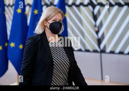 27. Februar 2022, Belgien, Brüssel: Die deutsche Bundesministerin für Inneres und Inneres Nancy Faeser spricht vor einem außerordentlichen Treffen der EU-Innenminister am 27. Februar 2022 im Europa House, dem Sitz des EU-Rates. Die Minister werden die europäische Reaktion auf die Lage in der Ukraine erörtern: Humanitäre Hilfe, Aufnahme- und Solidaritätsmaßnahmen, Herausforderungen im Bereich der Außengrenzen und der Sicherheit, Visamaßnahmen, Antizipation hybrider Bedrohungen. Foto: Thierry Monasse/dpa Stockfoto