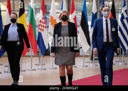 27. Februar 2022, Belgien, Brüssel: Die deutsche Bundesministerin für Inneres und Inneres Nancy Faeser spricht vor einem außerordentlichen Treffen der EU-Innenminister am 27. Februar 2022 im Europa House, dem Sitz des EU-Rates. Die Minister werden die europäische Reaktion auf die Lage in der Ukraine erörtern: Humanitäre Hilfe, Aufnahme- und Solidaritätsmaßnahmen, Herausforderungen im Bereich der Außengrenzen und der Sicherheit, Visamaßnahmen, Antizipation hybrider Bedrohungen. Foto: Thierry Monasse/dpa Stockfoto