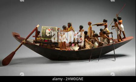 Kunst inspiriert von Model Sporting Boat, Middle Kingdom, Dynasty 12, ca. 1981–1975 v. Chr., aus Ägypten, Oberägypten, Theben, Süd-Asasif, Tomb of Meketre (TT 280), Serdab, 1920, verputztes und bemaltes Holz, Leinen, Leinenfaden, Kupfer, Boot mit Ruder und Paddeln: L. 121,7 cm (47 15/16 in, Classic Works modernisiert von Artotop mit einem Schuss Moderne. Formen, Farbe und Wert, auffällige visuelle Wirkung auf Kunst. Emotionen durch Freiheit von Kunstwerken auf zeitgemäße Weise. Eine zeitlose Botschaft, die eine wild kreative neue Richtung verfolgt. Künstler, die sich dem digitalen Medium zuwenden und die Artotop NFT erschaffen Stockfoto