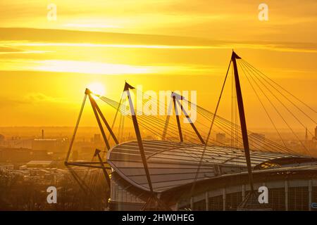 Sonnenuntergang über dem Fußballplatz von Manchester City Stockfoto