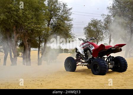 Dubai Vereinigte Arabische Emirate Februar 13 2022 der Blick auf Yamaha Raptor 700R in der Wüste von Dubai Stockfoto