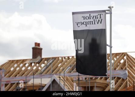 Aktenfoto vom 27/03/15 von Taylor Wimpey Häusern im Bau. Der Hausbauer sagte, dass er in diesem Jahr £150 Millionen Aktien von Investoren zurückkaufen werde, nachdem er enthüllt habe, dass sich die Gewinne im Jahr 2021 mehr als verdoppelt haben. Die Aktien des FTSE 100-Unternehmens verbesserten sich am Donnerstagmorgen, nachdem sie eine positive Erholung des Immobilienmarktes hervorhoben und sagten, dass sie für 2022 weiteres Wachstum erwarten. Ausgabedatum: Donnerstag, 3. März 2022. Stockfoto