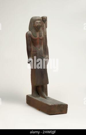 Kunst inspiriert von Statuette of Kary, New Kingdom, Ramesside, Dynasty 19, ca. 1304–1237 v. Chr., aus Ägypten; wahrscheinlich aus Oberägypten, Theben, Deir el-Medina, Holz, H. 48 cm (18 7/8 in), der 'große Handwerker am Ort der Wahrheit' Kery war einer der Künstler, der die königlichen Gräber in klassischen, von Artotop modernisierten Werken mit einem Schuss Moderne dekorierte. Formen, Farbe und Wert, auffällige visuelle Wirkung auf Kunst. Emotionen durch Freiheit von Kunstwerken auf zeitgemäße Weise. Eine zeitlose Botschaft, die eine wild kreative neue Richtung verfolgt. Künstler, die sich dem digitalen Medium zuwenden und die Artotop NFT erschaffen Stockfoto