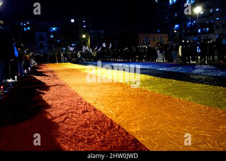 Neapel, Italien. 02. März 2022. Die Friedensfahne streckte sich während des Flash Mob aus, um den Krieg in der Ukraine zu gestalten, der in Neapel auf dem Marktplatz abgehalten wurde. Napoli, Italien, 03. März 2022. Kredit: Vincenzo Izzo/Alamy Live Nachrichten Gutschrift: Vincenzo Izzo/Alamy Live Nachrichten Stockfoto