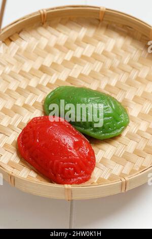 Ang Kue oder Kue Ku oder Kue Thok, gedämpftes chinesisches Gebäck aus klebriges Reismehl mit Füllung aus süßer Mungbohnenpaste. Klebrige, Zähe Textur, In Der Regel Gefärbt Stockfoto