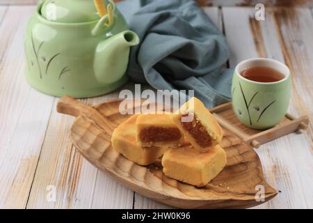 Ananas-Kuchen-Gebäck, taiwanesische berühmte süße köstliche Desserts (Nastar Taiwan oder Nastar Hongkong) mit Tee Stockfoto