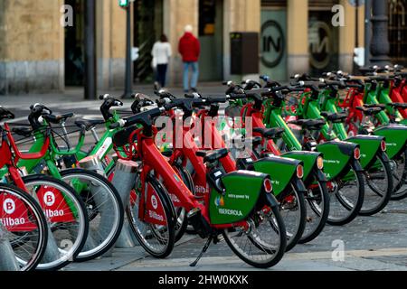 BILBAO, SPANIEN-DECEMBER 19, 2021 : Fahrrad von IBERDROLA geparkt an der Fahrradstation zur Miete zu reisen oder Transport in Bilbao Stadt, Spanien. Service Stockfoto