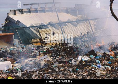 Ökologisches Problem von Fuming Waste Dump an der Küste der Maafushi Island, Malediven Stockfoto