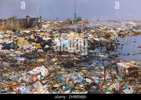 Ökologisches Problem von Fuming Waste Dump an der Küste der Maafushi Island, Malediven Stockfoto