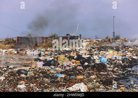 Ökologisches Problem von Fuming Waste Dump an der Küste der Maafushi Island, Malediven Stockfoto