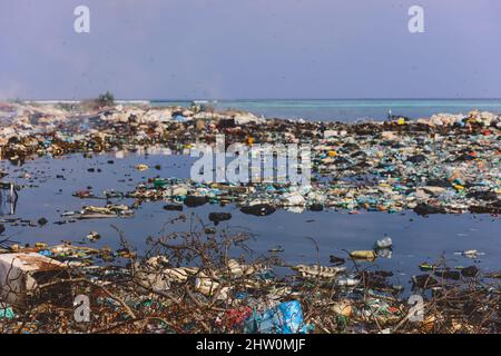 Ökologisches Problem von Fuming Waste Dump an der Küste der Maafushi Island, Malediven Stockfoto