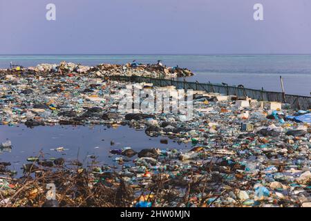 Ökologisches Problem von Fuming Waste Dump an der Küste der Maafushi Island, Malediven Stockfoto