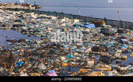 Ökologisches Problem von Fuming Waste Dump an der Küste der Maafushi Island, Malediven Stockfoto