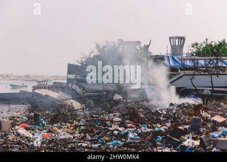 Ökologisches Problem von Fuming Waste Dump an der Küste der Maafushi Island, Malediven Stockfoto