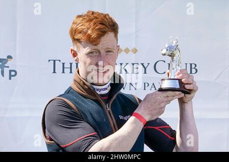 Datei-Foto vom 24-04-2021 von Jockey Danny McMenamin mit seiner bedingten Championtrophäe für die nationale Jagdsaison 2020-2. Danny McMenamin wird erwartet, dass er in der Unibet Champion Hürde in Cheltenham, trotz eines schweren Sturzes in Musselburgh am Mittwoch, für Tommys Oscar fit sein wird. Ausgabedatum: Donnerstag, 3. März 2022. Stockfoto