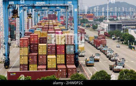 Peking, China. August 2021. Das am 15. August 2021 aufgenommene Foto zeigt einen Blick auf den Hafen Ning-Zhoushan in der ostchinesischen Provinz Zhejiang. Quelle: Suo Xianglu/Xinhua/Alamy Live News Stockfoto