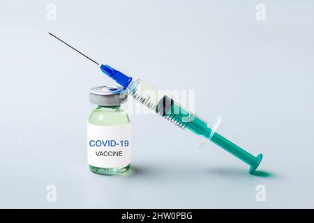 Ampulle mit Impfstoff, Spritze isoliert auf grauem Hintergrund Impfung gegen Viren, Grippe, Lungenentzündung, Coronavirus, Tuberkulose, Covid-19 Concept MOC Stockfoto