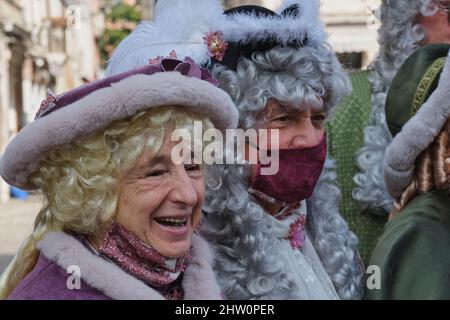 Paar in Kostüm während des Karnevals in Venedig Stockfoto