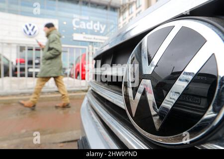 St. Petersburg, Russland. 03. März 2022. Ein VW-Auto steht vor einem Autohaus in St. Petersburg. Volkswagen setzt sein russisches Geschäft wegen des Krieges gegen die Ukraine aus. Quelle: Igor Russak/dpa/Alamy Live News Stockfoto