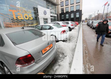 St. Petersburg, Russland. 03. März 2022. VW-Fahrzeuge zum Verkauf vor einem Händler in St. Petersburg. Volkswagen setzt sein russisches Geschäft wegen des Krieges gegen die Ukraine aus. Quelle: Igor Russak/dpa/Alamy Live News Stockfoto