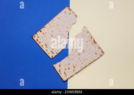 Jüdisches Fladenbrot-Matzo für Passah auf blauem Hintergrund Stockfoto