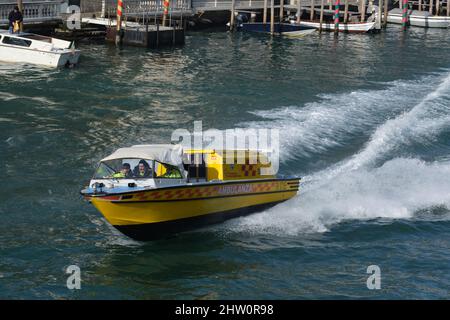 Das Rettungsboot fährt den Canale Grande hinunter zu einem Notruf in venedig Stockfoto