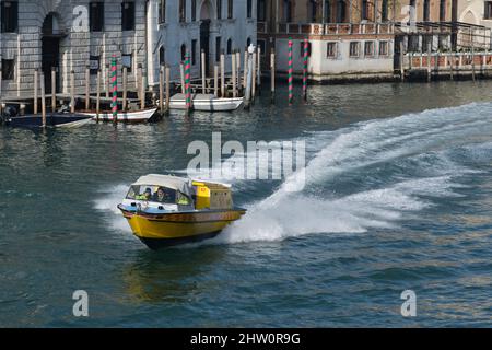 Das Rettungsboot fährt den Canale Grande hinunter zu einem Notruf in venedig Stockfoto