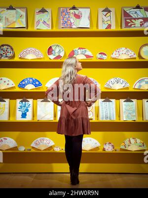 Millie Carroll während einer Fotoausstellung für Beyond Bloomsbury: Life, Love & Legacy in der York Art Gallery. Die große neue Ausstellung, in Zusammenarbeit mit der National Portrait Gallery und den Sheffield Museums, untersucht das Leben und Werk einer außergewöhnlichen Gruppe von Schriftstellern, Künstlern und Denkern, die als Bloomsbury Group bekannt ist. Bilddatum: Donnerstag, 3. März 2022. Stockfoto