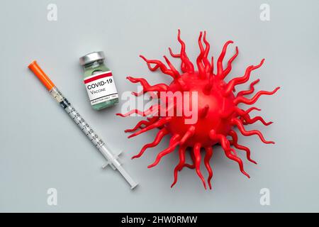 Ampulle mit Impfstoff, Spritze isoliert auf grauem Hintergrund Impfung gegen Viren, Grippe, Lungenentzündung, Coronavirus, Tuberkulose, Covid-19 Concept MOC Stockfoto