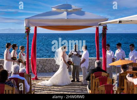 Hochzeitszeremonie am Wasser, Negril, Jamaika. Stockfoto