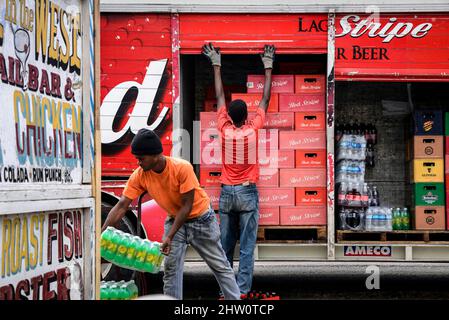 Lieferung von Red Stripe-Bier zum Restaurant West End, Jamaika. Stockfoto