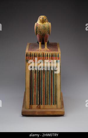 Kunst inspiriert von Falcon Box mit verpacktem Inhalt, ptolemäische Periode, 332–30 v. Chr., aus Ägypten; angeblich aus Mittelägypten, Asyut (Lykopolis), bemaltes und vergoldetes Holz, Leinen, Harz, Federn, H. 58,5 cm (23 1/16 in.); W. 24,9 cm (9 13/16 in.); D. 33,3 cm (13 1/8 in.), die aufwändig und modern modernisierten Classic Works von Artotop. Formen, Farbe und Wert, auffällige visuelle Wirkung auf Kunst. Emotionen durch Freiheit von Kunstwerken auf zeitgemäße Weise. Eine zeitlose Botschaft, die eine wild kreative neue Richtung verfolgt. Künstler, die sich dem digitalen Medium zuwenden und die Artotop NFT erschaffen Stockfoto