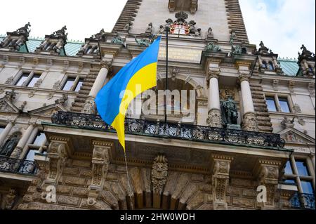 Hamburg, Deutschland. 03. März 2022. Die Flagge der Ukraine fliegt über dem Eingang zum Hamburger Rathaus. Quelle: Jonas Walzberg/dpa/Alamy Live News Stockfoto