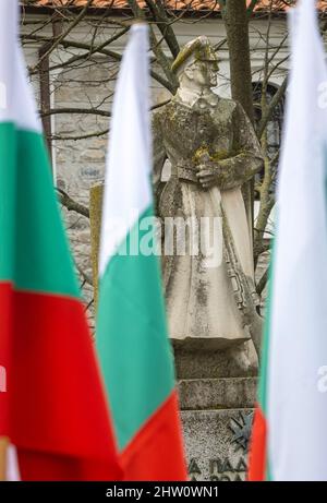 Elhovo Bulgarien 3.. März 2022: Jedes Jahr am 3. März treffen sich alle Altersgruppen Bulgariens zum Bulgarischen Befreiungstag. Der Vertrag von San Stefano erkannte Bulgarien im Jahr 1878 als unabhängigen Staat an. kindergartenschüler singen die Nationallieder, bulgarische Mädchen tragen traditionellen Tanz, Kinder schwingen mit Stolz die Nationalflagge. Bulgariens Nationalfeiertag und ehrt die bulgarischen Freiwilligen, die während des russisch-türkischen Krieges von 1877-1878 mit Hilfe russischer und rumänischer Truppen Bulgarien von fast 500 Jahren osmanischer Herrschaft befreiten. Clifford Norton Alamy Stockfoto