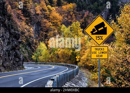 Steile Straße deline Warnung entlang der Autobahn, Vermont, USA. Stockfoto