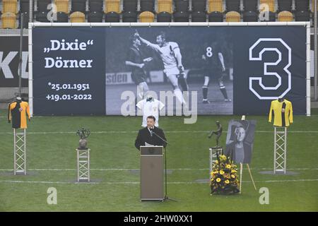 Dresden, Deutschland. 03. März 2022. Holger Scholze, Präsident der SG Dynamo Dresden, spricht während der öffentlichen Gedenkfeier zu Ehren von Hans-Jürgen 'Dixie' Dörner im Rudolf-Harbig-Stadion. Der 100-mal besetzte DDR-Nationalspieler starb in der Nacht zum 19. Januar 2022 nach einer langen, schweren Krankheit kurz vor seinem 71.. Geburtstag. Quelle: Robert Michael/DPA-Zentralbild/dpa/Alamy Live News Stockfoto