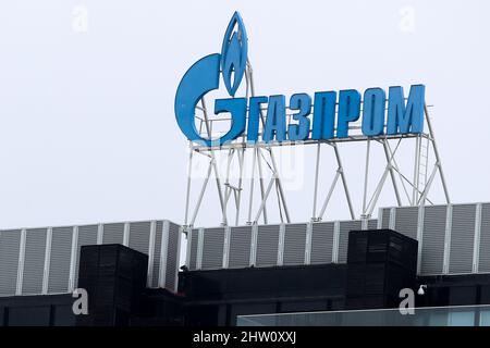 St. Petersburg, Russland. 03. März 2022. Das Gazprom-Logo ist auf einer Niederlassung des russischen Staatskonzerns in St. Petersburg zu sehen. Quelle: Igor Russak/dpa/Alamy Live News Stockfoto