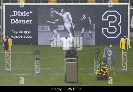 Dresden, Deutschland. 03. März 2022. Ralf Minge, ehemaliger Teamkollege, spricht während der öffentlichen Gedenkfeier zu Ehren von Hans-Jürgen 'Dixie' Dörner im Rudolf-Harbig-Stadion. Der 100-mal besetzte DDR-Nationalspieler starb in der Nacht zum 19. Januar 2022 nach einer langen, schweren Krankheit kurz vor seinem 71.. Geburtstag. Quelle: Robert Michael/DPA-Zentralbild/dpa/Alamy Live News Stockfoto