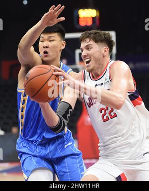 FOSHAN, 3. März 2022 (Xinhua) -- T.J. Leaf (R) von Guangzhou Loong Lions tritt während des 30.-Runden-Spiels zwischen Guangzhou Loong Lions und Beijing Ducks in der Saison 2021-2022 der Chinese Basketball Association (CBA) League in Foshan in der südchinesischen Provinz Guangdong am 3. März 2022 an. (Xinhua/Lu Hanxin) Stockfoto