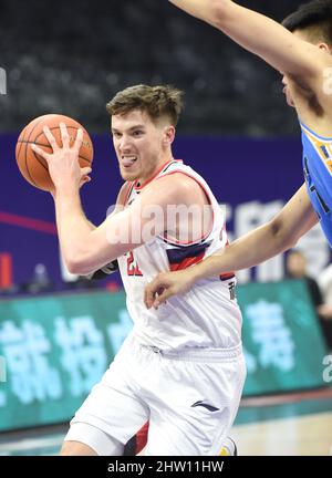 FOSHAN, 3. März 2022 (Xinhua) -- T.J. Leaf of Guangzhou Loong Lions tritt während des 30.-Runden-Spiels zwischen Guangzhou Loong Lions und Pekinger Enten in der Saison 2021-2022 der Liga der Chinesischen Basketballvereinigung (CBA) in Foshan in der südchinesischen Provinz Guangdong am 3. März 2022 an. (Xinhua/Lu Hanxin) Stockfoto