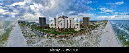 Panoramablick auf den schönen Strand und die Gebäude in Pensacola Beach, Florida, USA Stockfoto