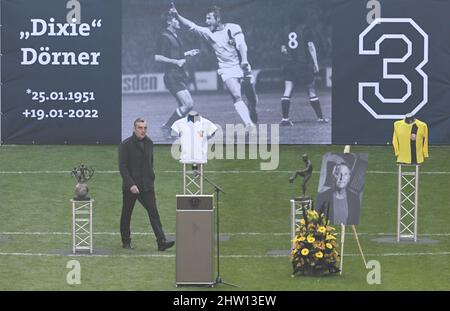 Dresden, Deutschland. 03. März 2022. Ralf Minge, ehemaliger Teamkollege, geht während des öffentlichen Gedenkgottesdienstes zu Ehren von Hans-Jürgen 'Dixie' Dörner im Rudolf-Harbig-Stadion zum Rednerpult. Der 100-mal besetzte DDR-Nationalspieler starb in der Nacht zum 19. Januar 2022 nach einer langen, schweren Krankheit kurz vor seinem 71.. Geburtstag. Quelle: Robert Michael/DPA-Zentralbild/dpa/Alamy Live News Stockfoto