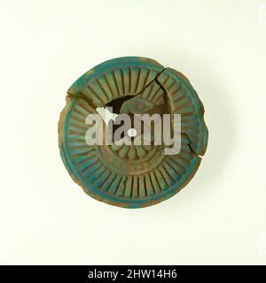 Art Inspired by Ear Plug, New Kingdom, Ramesside, Dynasty 19–20, ca. 1295–1070 v. Chr., aus Ägypten, Memphit-Region, Lisht North, Friedhof, 1913–14, Faience, Durchm. 4,9 cm (1 15/16 in, Classic Works modernisiert von Artotop mit einem Schuss Moderne. Formen, Farbe und Wert, auffällige visuelle Wirkung auf Kunst. Emotionen durch Freiheit von Kunstwerken auf zeitgemäße Weise. Eine zeitlose Botschaft, die eine wild kreative neue Richtung verfolgt. Künstler, die sich dem digitalen Medium zuwenden und die Artotop NFT erschaffen Stockfoto