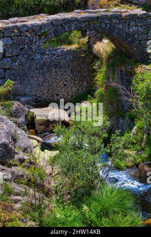 Die alte Steinbrücke, Castro Laboreiro Dorf, Peneda Geres Nationalpark, Minho, Portugal Stockfoto