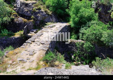 Die alte Steinbrücke, Castro Laboreiro Dorf, Peneda Geres Nationalpark, Minho, Portugal Stockfoto