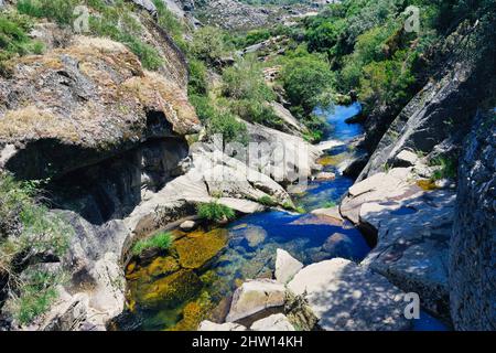 Fluss Laboreiro, Dorf Castro Laboreiro, Nationalpark Peneda Geres, Minho, Portugal Stockfoto