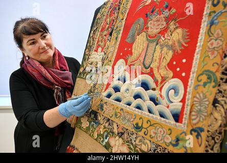 03. März 2022, Thüringen, Gotha: Marie-Luise Gothe, Textilrestauratorin, blickt auf eine Satteldecke, die Prinz Raden Saleh von Java einst Herzog Ernst II. Von Sachsen-Coburg und Gotha geschenkt hat. Zum Abschluss des Projekts "Dialog der Welten" werden auf einer Presseveranstaltung mehrere Objekte präsentiert. Indizierung der Ethnographica.' Nach anderthalb Jahren hat die Stiftung Schloss Friedenstein Gotha im Rahmen des Projekts "Gotha Transdigital" die "vorbildliche Indizierung von Ethnographica in der Sammlung Schloss Friedenstein Gotha" abgeschlossen. Insgesamt wurden fast 1000 Objekte digitalisiert. Foto: Marti Stockfoto