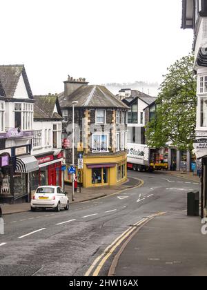 Die Hauptstraße von Bowness auf Windermere, im Lake District, Großbritannien, wurde an einem feuchten nebligen Morgen verlassen Stockfoto