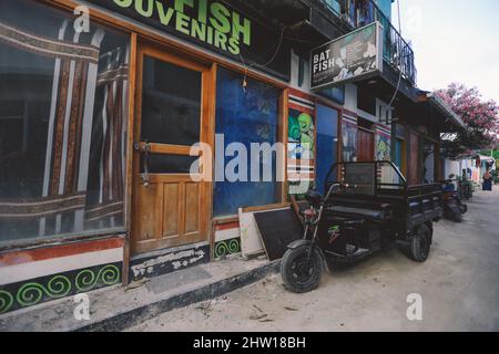 Maafushi, Malediven - 25. Juni 2021: Das tägliche Leben der Einheimischen auf den Maafushi Straßen Stockfoto