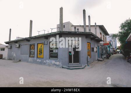 Maafushi, Malediven - 25. Juni 2021: Das tägliche Leben der Einheimischen auf den Maafushi Straßen Stockfoto